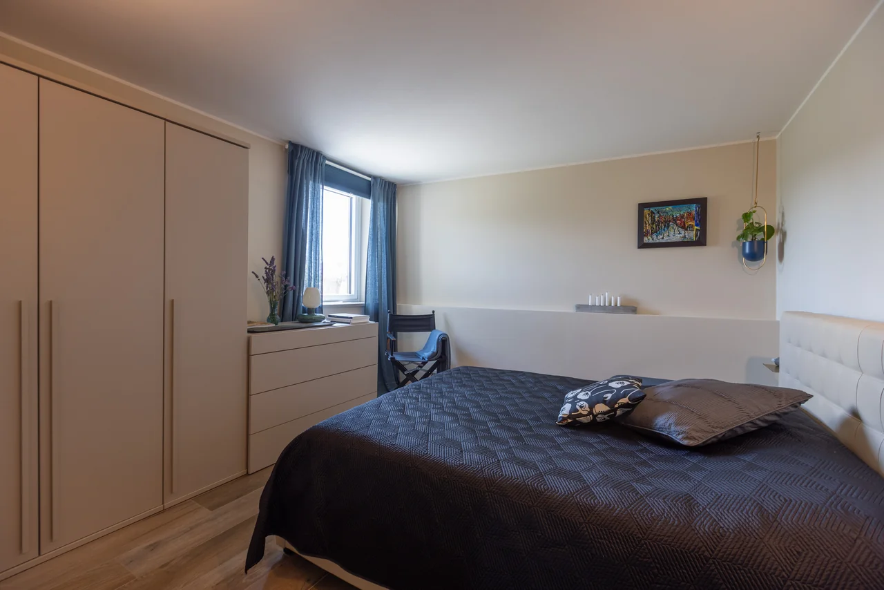 Ein ruhiger Rückzugsort — Bett und Kleiderschrank