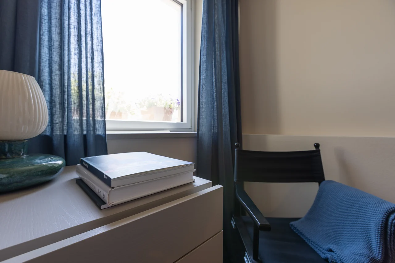 Ein ruhiger Rückzugsort — ein Leseplatz am Fenster