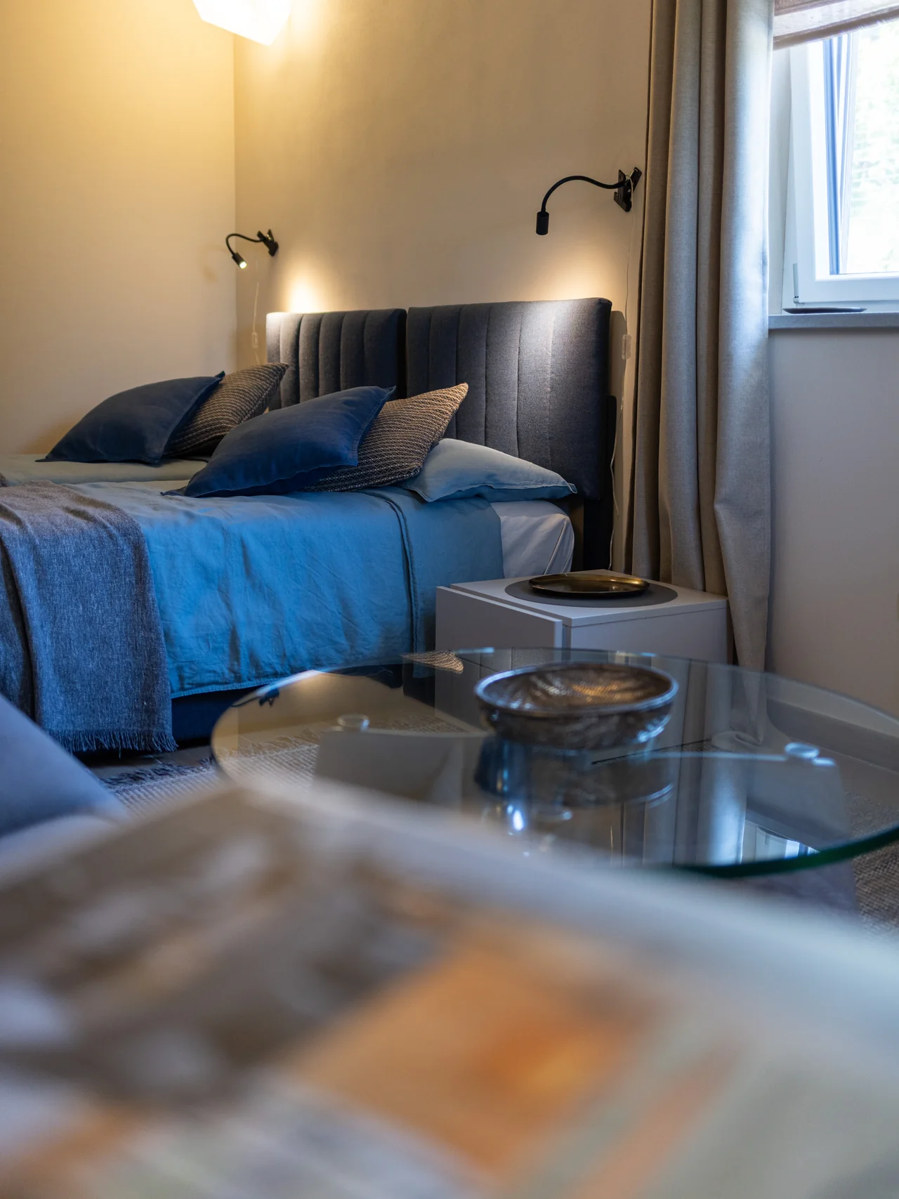 Ein Ort zum Ausruhen — blaue Textilien und Details am Bett